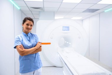 Hastanedeki MRI muayene odasında duran kadın radyoloğun portresi..