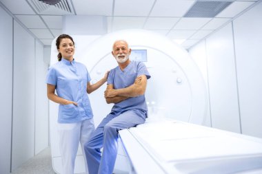 MRI muayene odasında kadın doktor ve hastanın portresi..