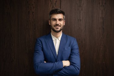 Kollarını kavuşturmuş akıllı görünümlü iş adamının portresi..