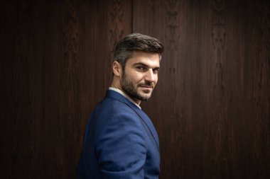 Zarif takım elbiseli zeki ve seksi iş adamının portresi..