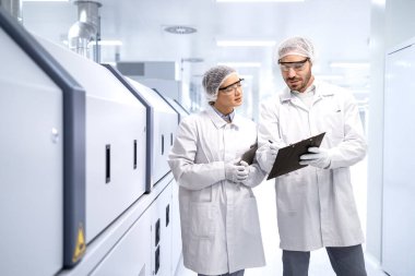 Üretim mühendislerinden oluşan bir ekip fabrikada kalite kontrolü ve danışmanlık yapıyor..