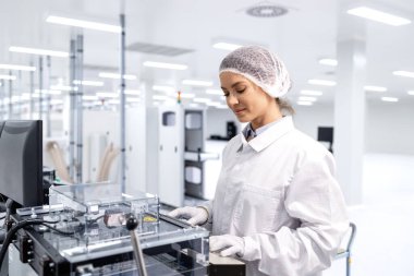 Deneyimli robot mühendisi otomotiv endüstrisi için parça üretim sürecini kontrol ediyor.