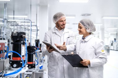 Deneyimli fabrika mühendisleri endüstriyel inşaattaki verimlilik ve verimliliği tartışıyorlar..