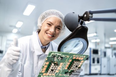 Elektronik endüstrisi için basılı devre kartının kalitesini kontrol eden fabrika teknoloji uzmanı.
