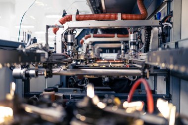 Gelişmiş endüstriyel makine ve üretim ekipmanlarının iç görünümü.