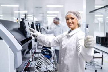 Otomotiv endüstrisinde çalışan kadın işçilerin portresi..