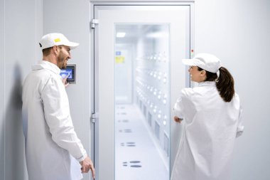 Fabrika çalışanları endüstriyel tozlara karışıyor. Üretime girmeden önce tünelleri temizliyorlar..