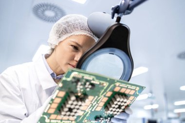 Elektronik endüstrisinde çalışıyorum. Yazılı devre kartlarını denetleyen deneyimli ve konsantre kalite kontrol işçisi.