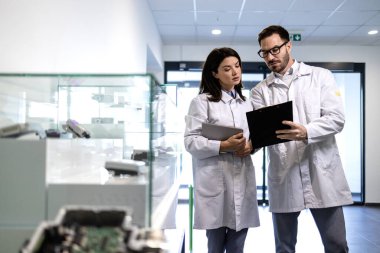 Uzmanlar otomobil endüstrisi için elektronik parçaları test ediyorlar.