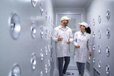 Fabrika araştırma ve geliştirme merkezinde yürüyen teknoloji uzmanları.