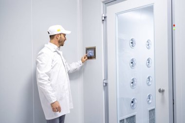 Üretimden önce toz ve parçacıkların içine giren fabrika işçisi tüneli temizliyor.