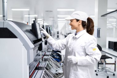 Yüksek teknoloji ürünü fabrika içi ve kadın üretim bandı işçisi endüstriyel makine.