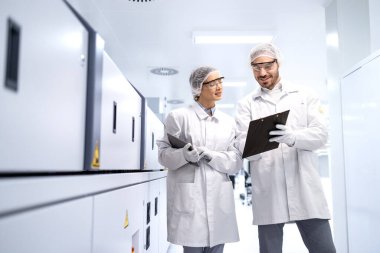 Deneyimli fabrika teknisyeni ve bakım mühendisleri üretim hakkında danışmanlık yapıyor..