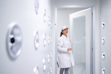 Fabrika çalışanı endüstriyel tozlara karışıyor. Üretime girmeden önce tüneli temizliyor..