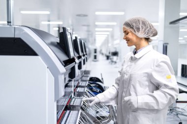 Yüksek teknoloji ürünü fabrika içi ve kadın üretim bandı işçisi endüstriyel makine.