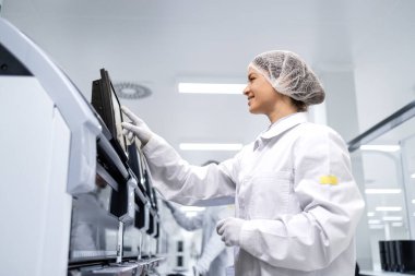 Çalışkan fabrika çalışanı üretim hattı makinesi.