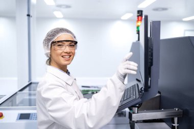 Modern fabrikada çalışan deneyimli kadın işçilerin portresi.