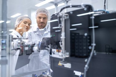 Mühendisler fabrikadaki araştırma ve geliştirme merkezinde birlikte çalışıyorlar..