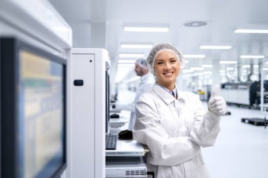 Modern fabrikadaki kadın üretim hattı işçisinin portresi..