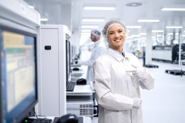 Modern fabrikada çalışan kadın üretim bandı işçisinin portresi..