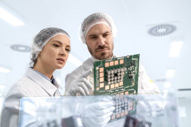 Teknoloji uzmanları otomobil endüstrisi için yeni nesil mikroçipler ve elektronik ekipmanlar geliştirmek için birlikte çalışıyorlar..