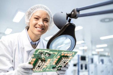 Elektronik endüstrisinde çalışan kadın teknoloji uzmanının portresi yeni ürünler geliştiriyor..