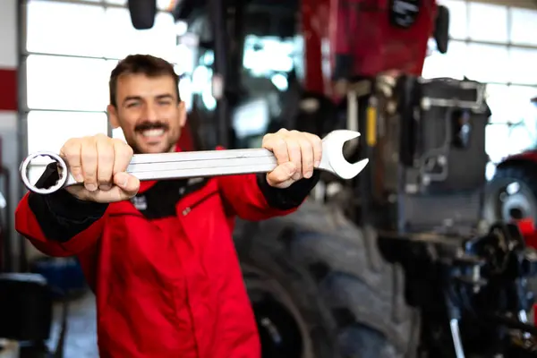 Happy Kaukasiske Servicemand Holder Skruenøgle Værktøj Klar Til Reparere Traktor Stock-billede