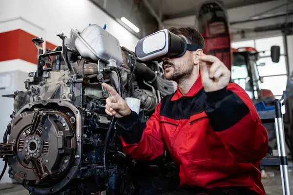Mekaniker Ved Hjælp Virtual Reality Briller Teknologier Mens Reparation Køretøj Stock-billede
