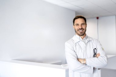 Fabrika araştırma ve geliştirme bölümünde duran zeki beyaz bilim adamının portresi..