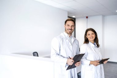 Araştırma ve Geliştirme Merkezi 'nde duran beyaz bilim adamlarının portresi.