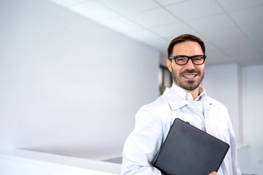 Dizüstü bilgisayar tutan beyaz adamın portresi..