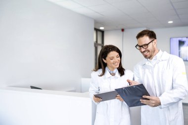 Bilim adamlarından oluşan bir ekip araştırma ve geliştirme merkezindeki projeyi tartışıyor..