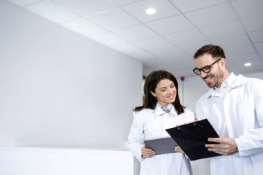 Anti statik koruma davasındaki bilim adamları araştırma laboratuvarında durmuş proje hakkında tartışıyorlar..