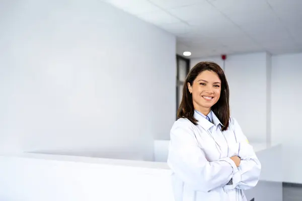 Portrait Smiling Beautiful Female Doctor Standing Hospital Lobby Stok Gambar