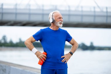 Aktif kıdemli sporcunun portresi antrenmanlara zihinsel olarak hazırlanıyor.