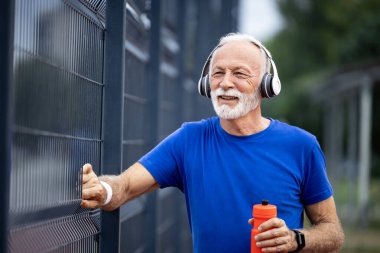 Emeklilik eğitimindeki son sınıf sporcusunun portresi..
