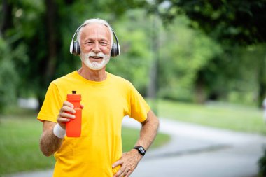 Emeklilikte koşan sağlıklı yaşlı bir adamın portresi..