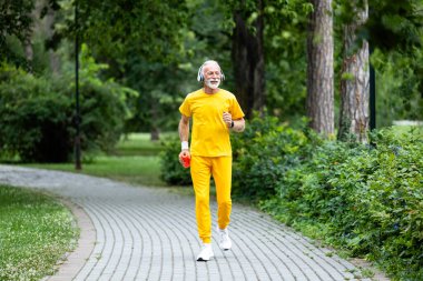 Parkta koşan son sınıf öğrencisi. Daha iyi sağlık için eğitim.