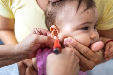 Kulağı silahla deldirilmiş tatlı bir kız çocuğu..