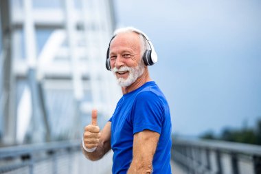 Eğitimde baş parmak tutan son sınıf öğrencisinin portresi. Sağlıklı yaşam için koşmak.