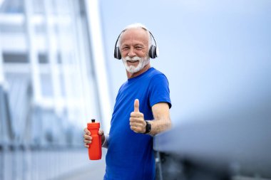 Eğitimden sonra baş parmak tutan son sınıf öğrencisinin portresi. Sağlıklı yaşam tarzı ve aktif insanlar.