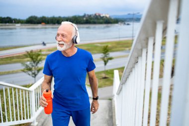 Son derece motive olmuş ve gülümseyen kıdemli koşucu eğitime devam ediyor..