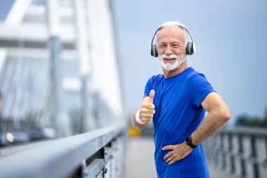 Eğitimden önce mutlu kıdemli adamın portresi..