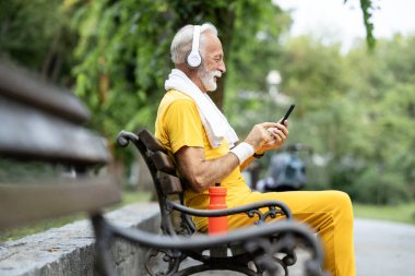 Kıdemli sporcu telefonundan sağlık başvurusunu kontrol ediyor..