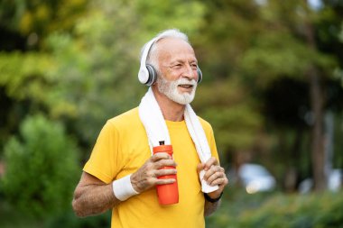 Sağlıklı yaşam için koşmak. Emeklilik döneminde egzersiz yapan kıdemli bir adam..