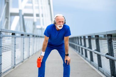 Eğitimden sonra ara veren kıdemli koşucunun portresi..