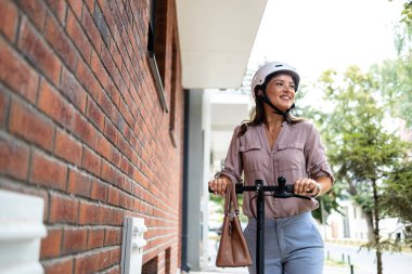 Elektrikli scooterlı güzel bir kadın işe gidiyor..