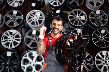 Araba tamircisi tekerlek jantlarını satılığa çıkarmış..