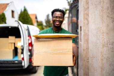 Teslimatçı teslimat için paketleri tutuyor. Nakliye hizmeti.