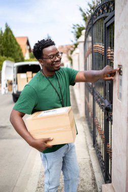 Mutlu kurye zili çalar ve paketleri alıcıya teslim eder..